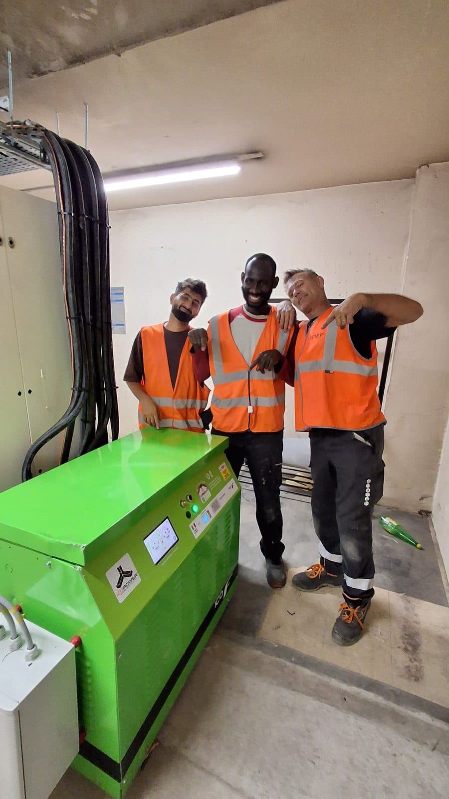 Electrical team at an Icopower installation in Paris-Saint-Ouen